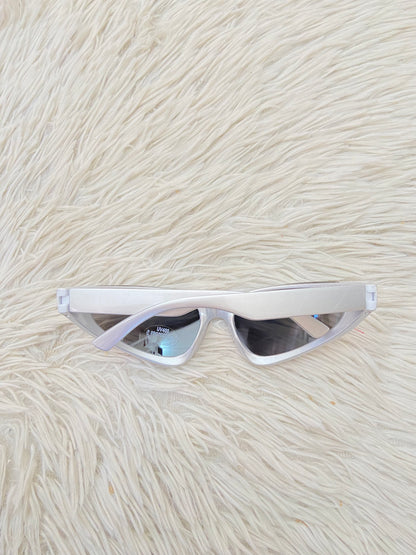 Lentes, diseñados con protección UV 100-400 para proteger tu visión. Gris con micas en color plateado/ Silver.
