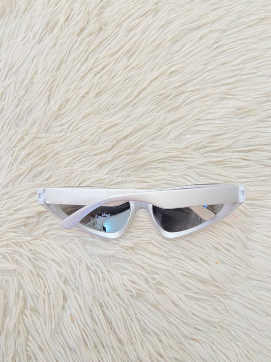 Lentes, diseñados con protección UV 100-400 para proteger tu visión. Gris con micas en color plateado/ Silver.