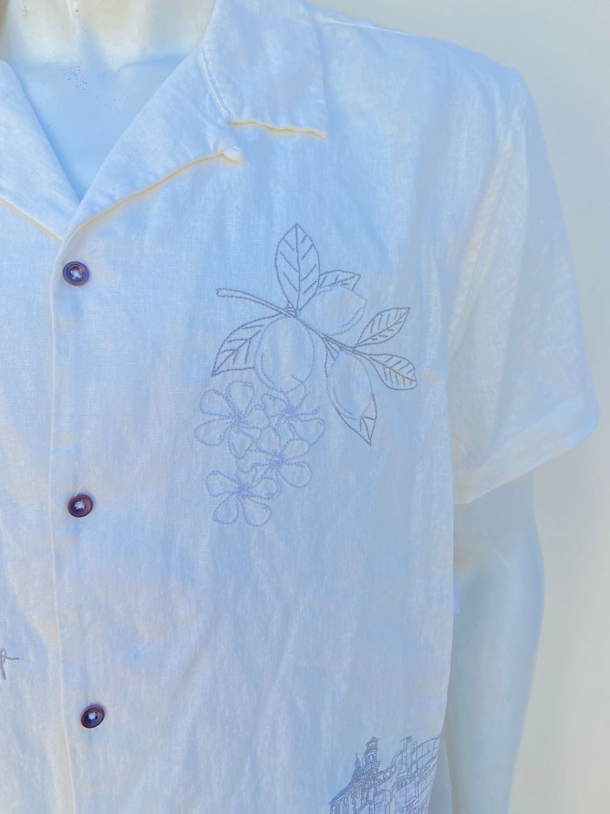 Camisa AEROPOSTALE original, blanco hueso, con bordado de flores, en tela lino fresco.