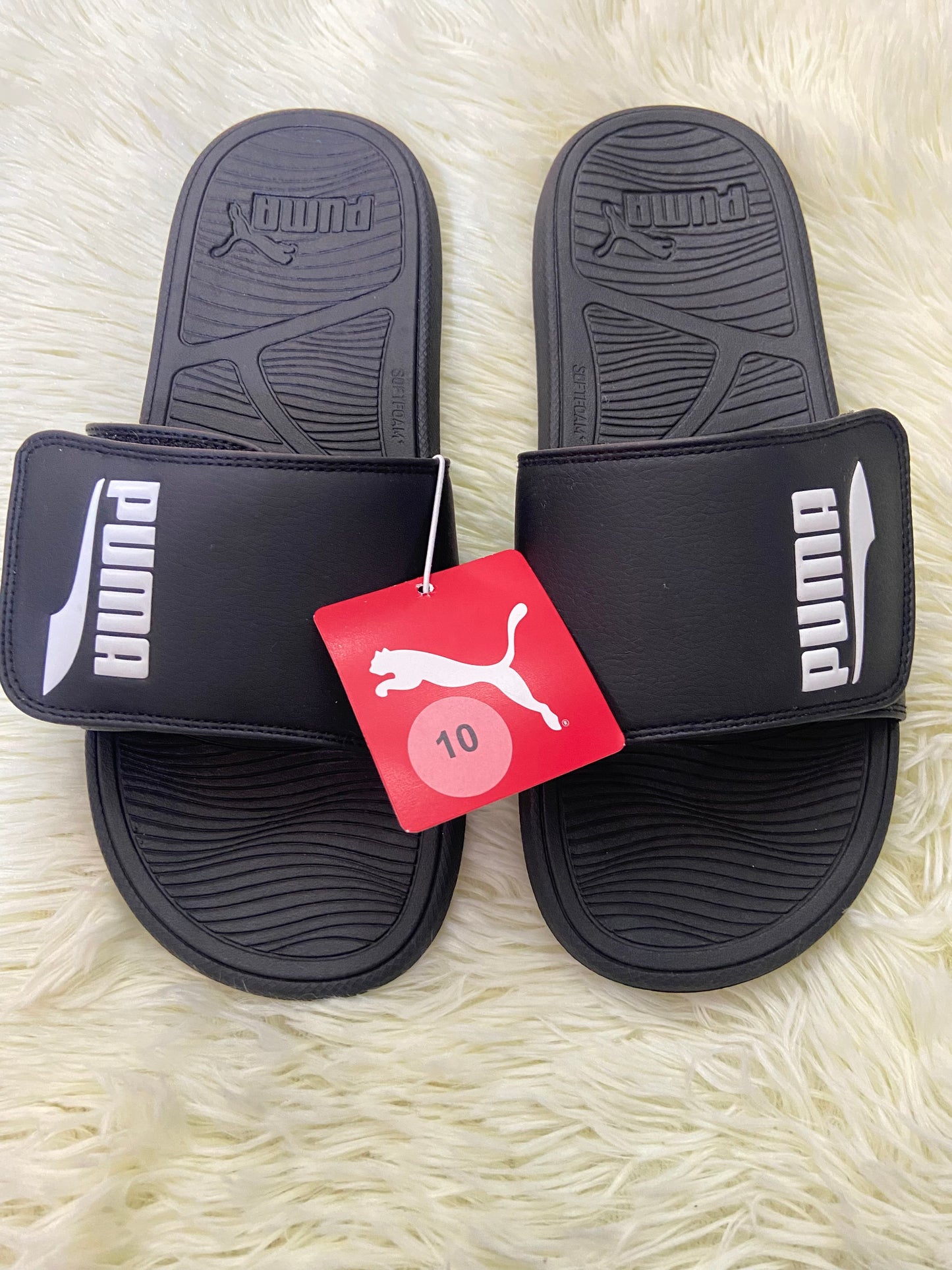 Sandalias PUMA original, negra con letras PUMA eñ color blanco en los lado.
