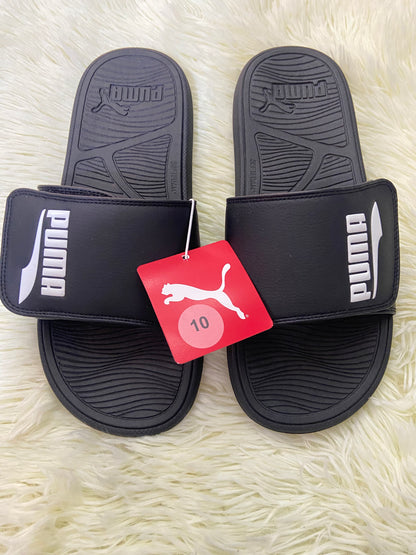 Sandalias PUMA original, negra con letras PUMA eñ color blanco en los lado.