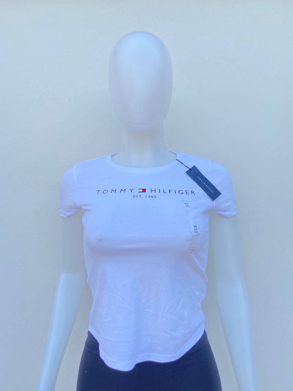 T-shirt Tommy Hilfiger original, blanco con letras de la marca en la parte delantera.