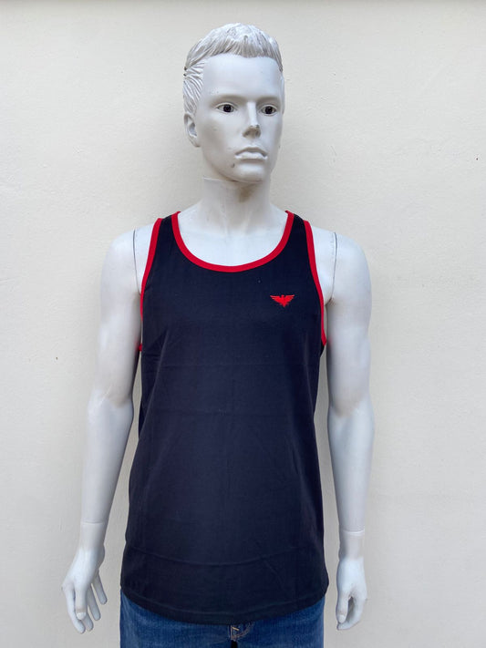 Franela PACIFIC EAGLE original, negra con líneas en color rojo y logotipo del mismo color.