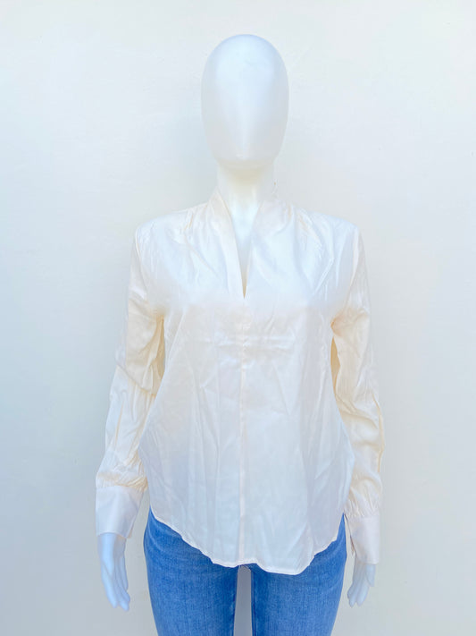 Blusa/ Camisa HYFVE original crema, con cuello en V.