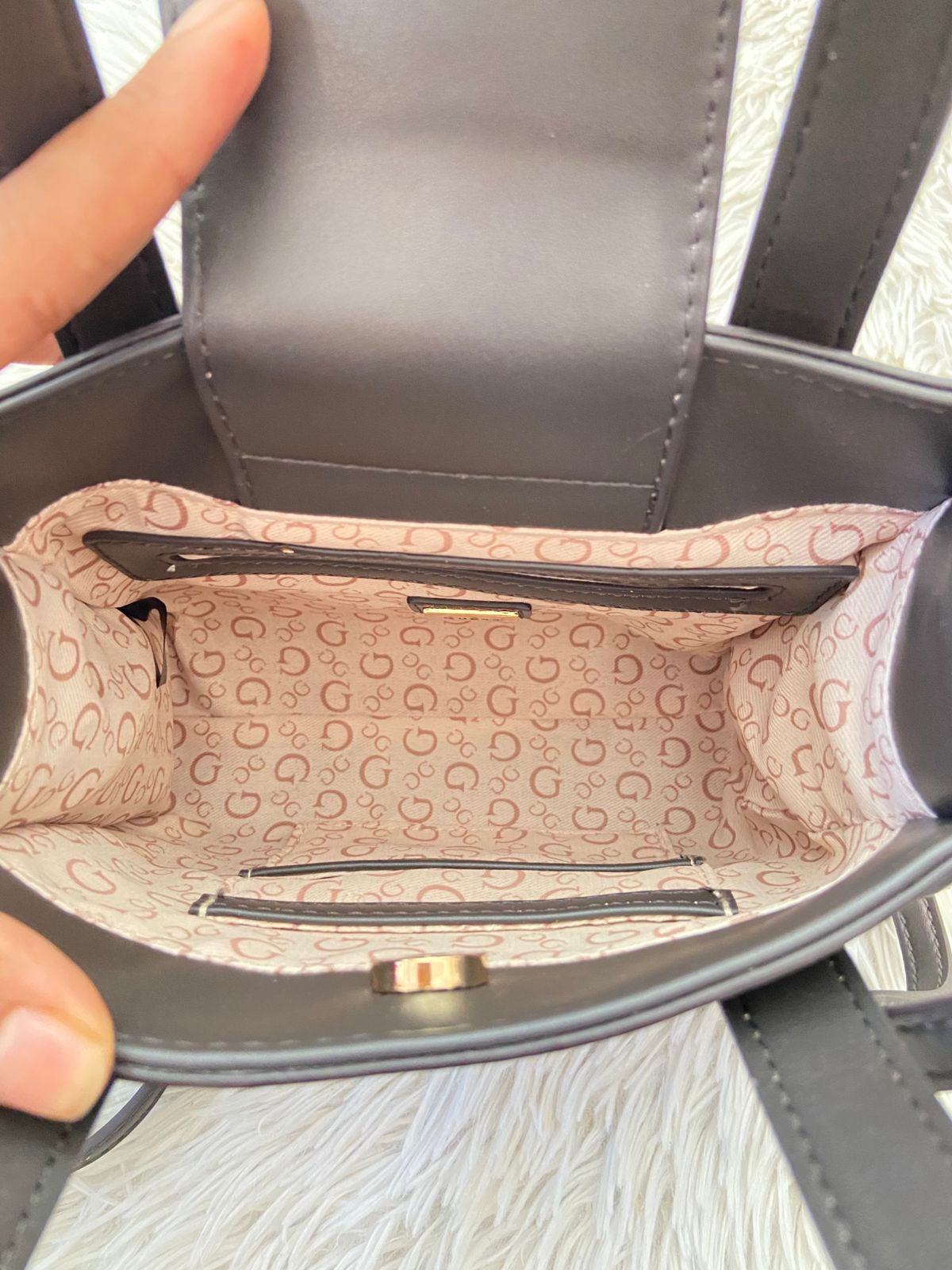 Cartera GUESS original Cartera GUESS – Estilo Iconic Mini Tote ✨

✔ Diseño con el clásico logo G en tono dorado
✔ Correa ajustable + asas dobles par