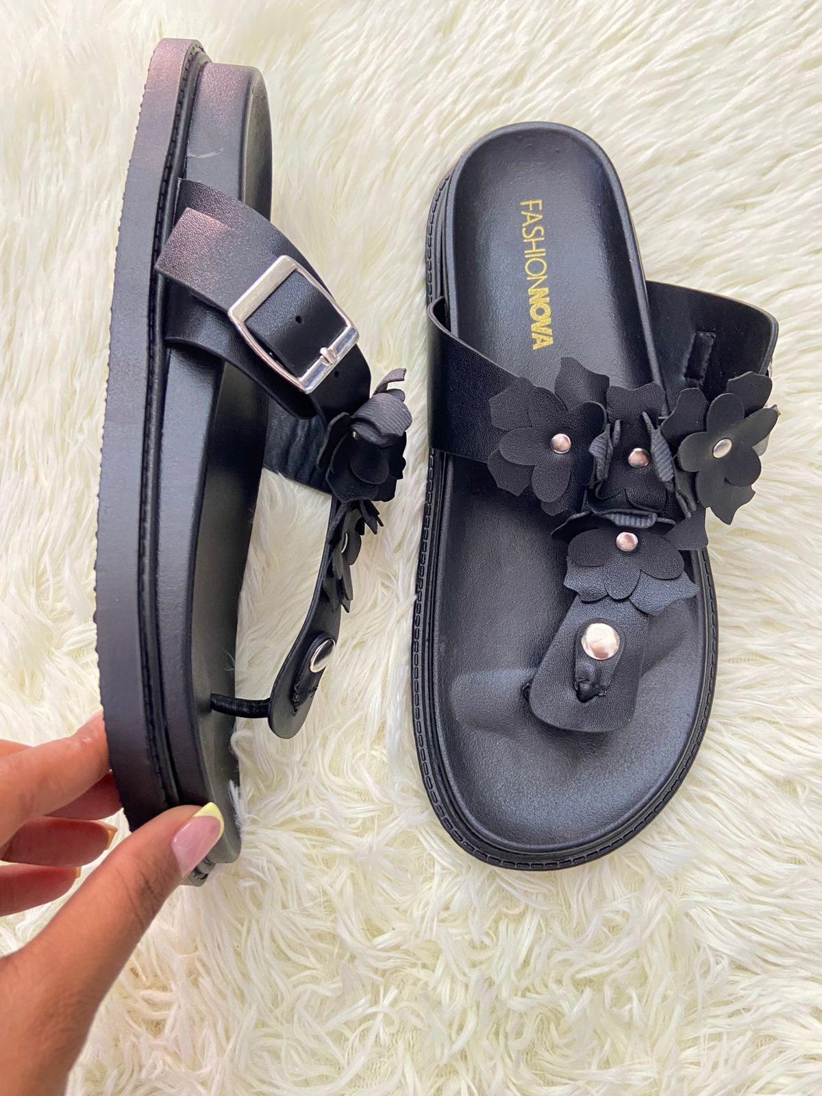 Sandalias, negra con flores en frente y correa ajustable.