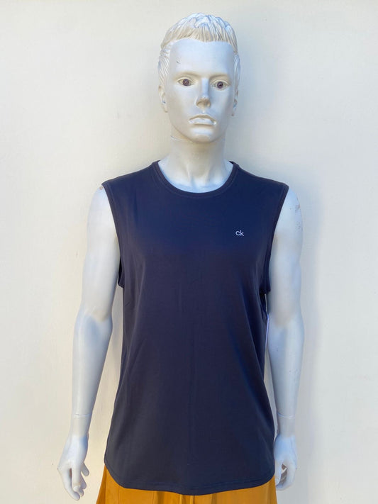 Franela CALVIN KLEIN original negra con pequeño logotipo de la marca en blanco.