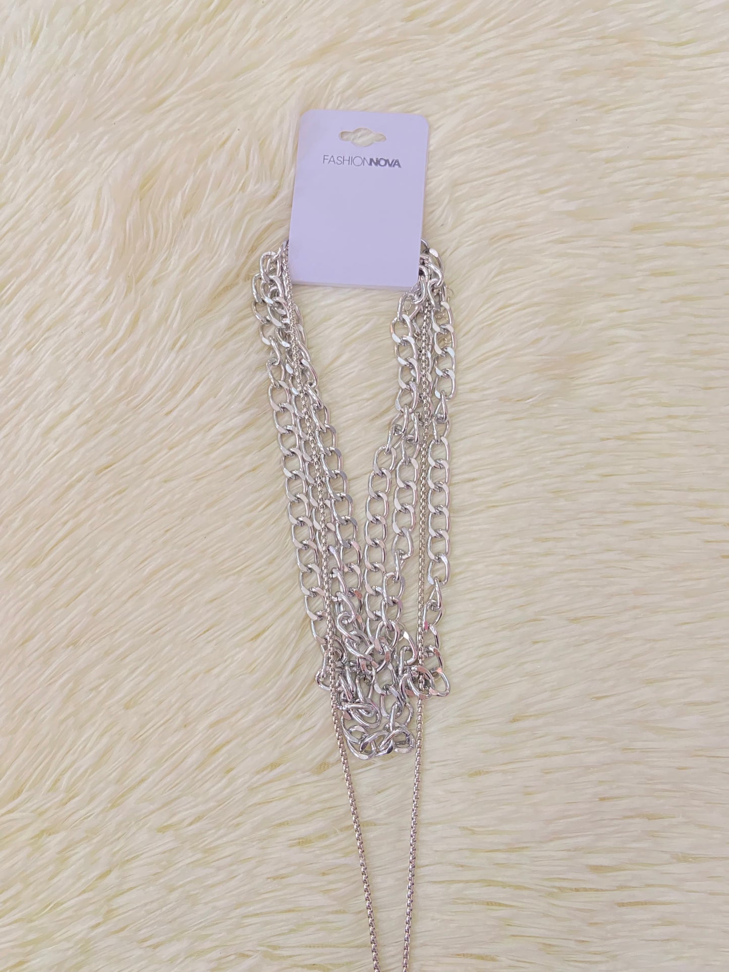 Set collar con cadenas en plateado, una con pieza decorativa de baloncesto.