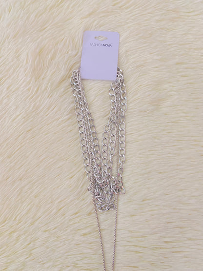 Set collar con cadenas en plateado, una con pieza decorativa de baloncesto.