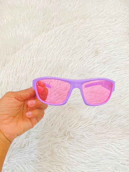 Lentes diseñados con protección UV 100-400 para proteger tu visión. Morado con micas rosadas.