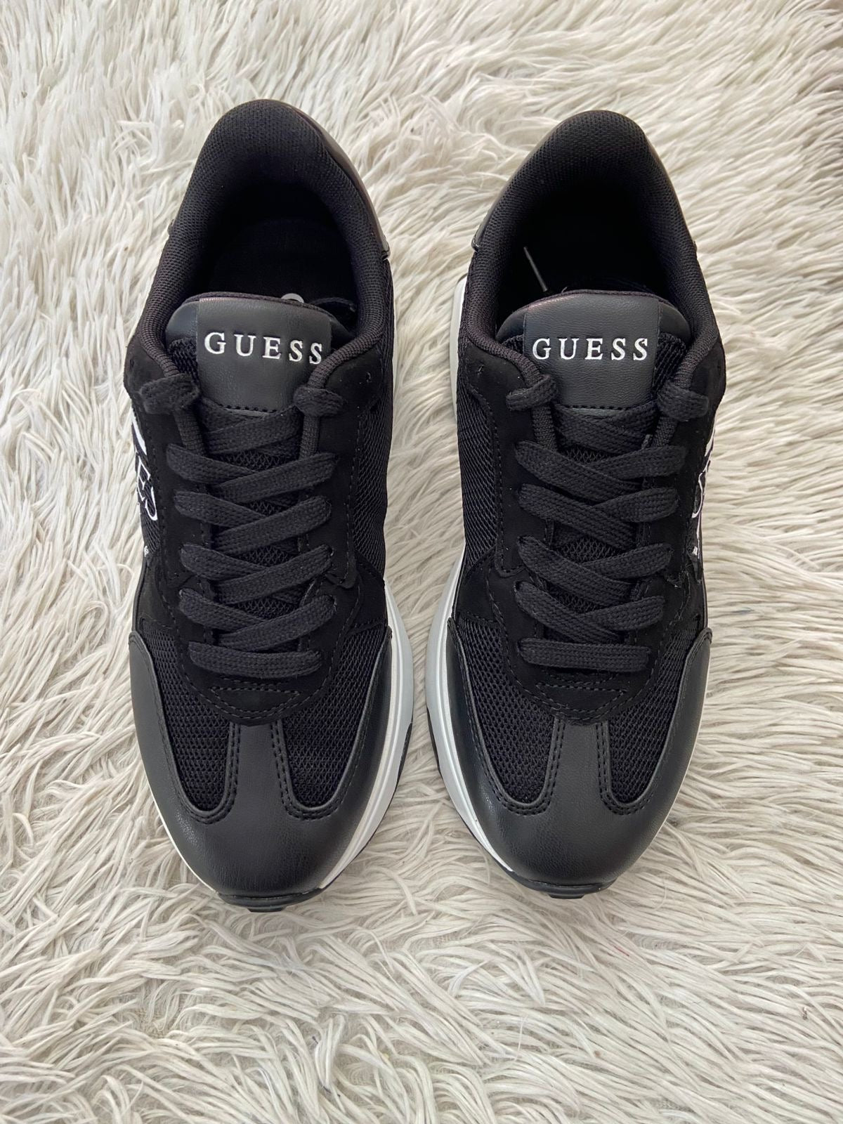 Tenis GUESS original negro, con suelas altas en color blanco y letras “ GUESS ? “ en blanco.
