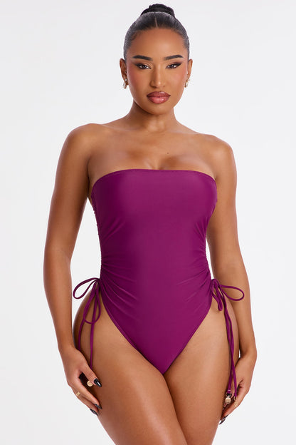Biquini de 1 pieza morado (purple) strapless y con lazos ajustables en los lados.