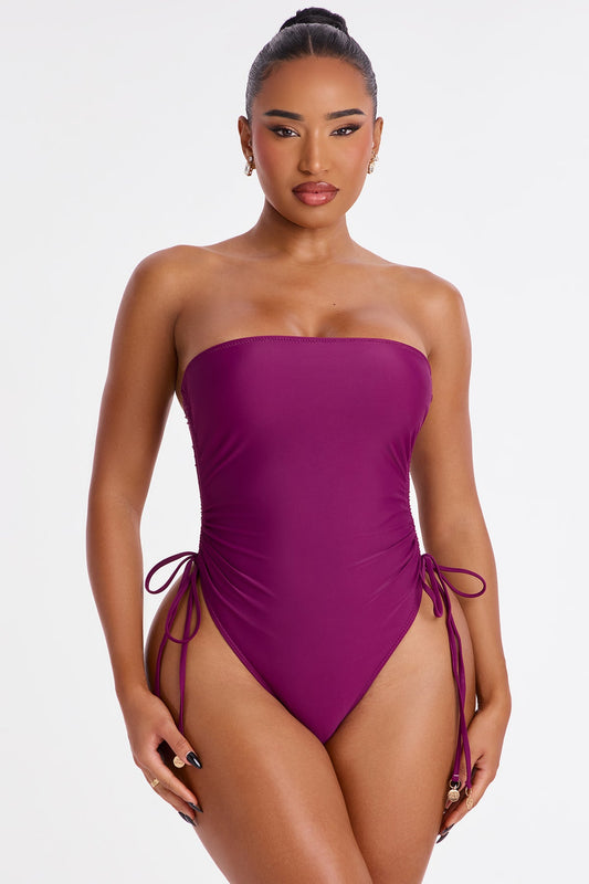 Biquini de 1 pieza morado (purple) strapless y con lazos ajustables en los lados.