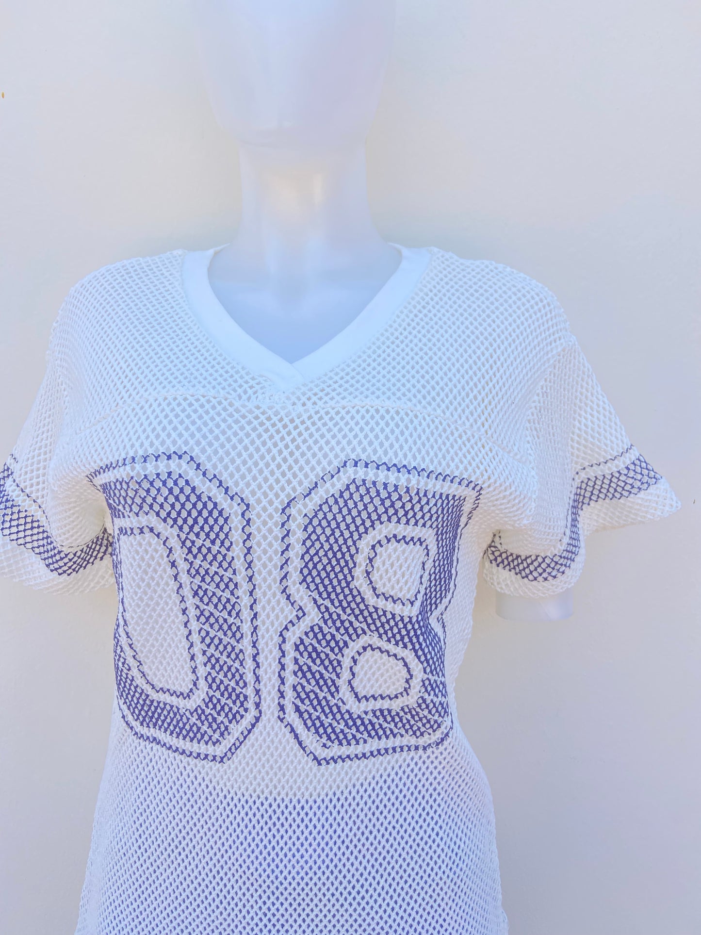 Camisón/ jersey, blanco estilo mallas con el número 08 de en frente.