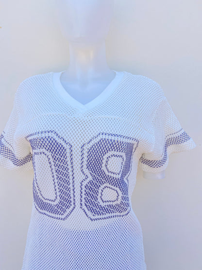 Camisón/ jersey, blanco estilo mallas con el número 08 de en frente.