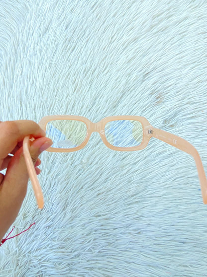 Lentes diseñados con protección UV 100-400 para proteger tu visión. En color rosadito claro con micas azules claras