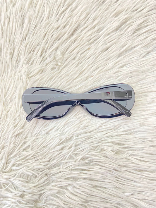 Lentes diseñados con protección UV 100-400 para proteger tu visión. Negros con montura ovaladas