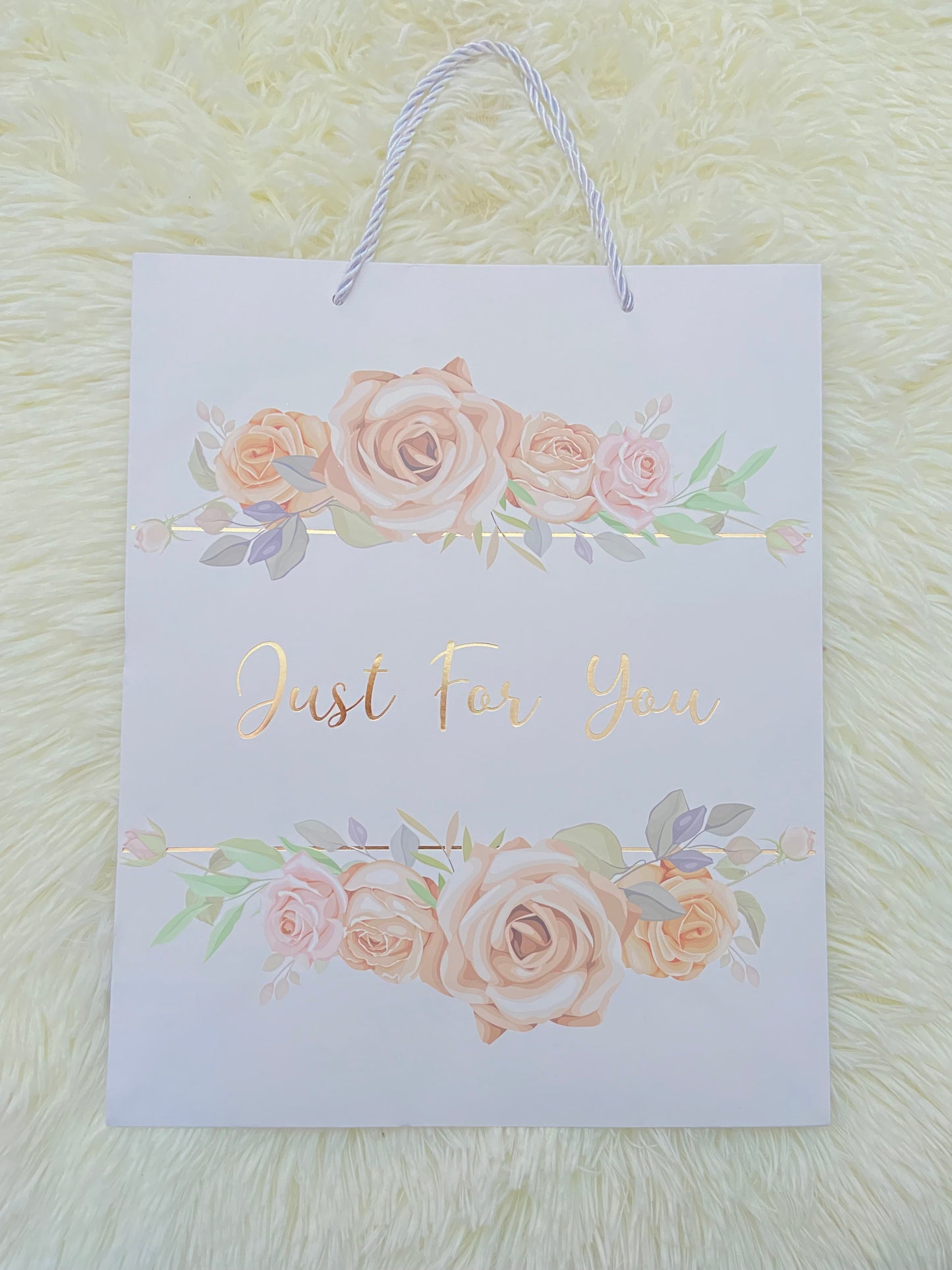 Shopping, blanco con letras JUST FOR YOU con rosas  rosadas, MEDIANO.