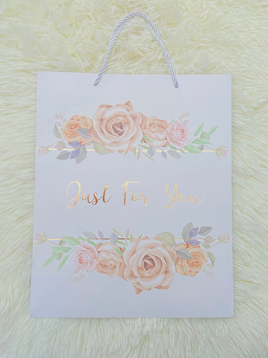 Shopping, blanco con letras JUST FOR YOU con rosas  rosadas, MEDIANO.