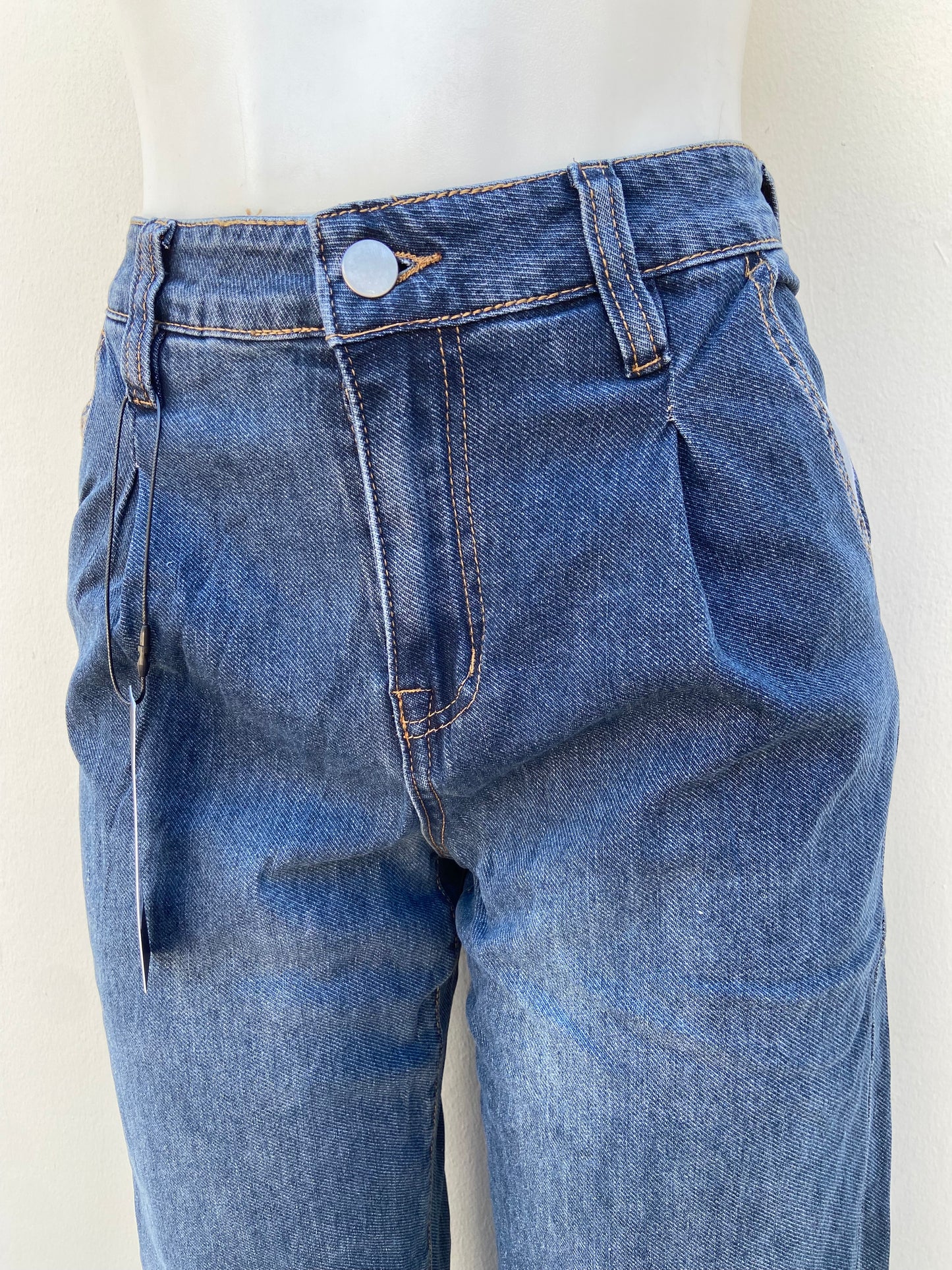 Pantalon Jean, azul oscuro ancho abajo, botones plateado.