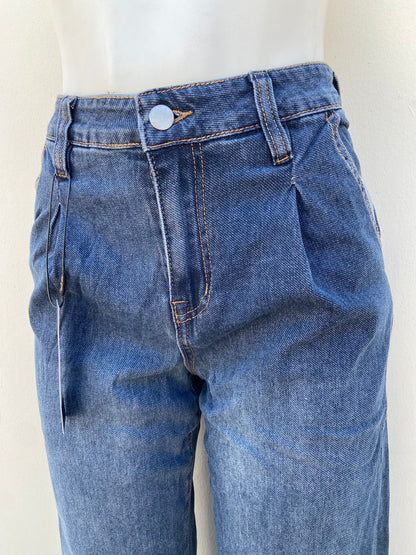 Pantalon Jean, azul oscuro ancho abajo, botones plateado.