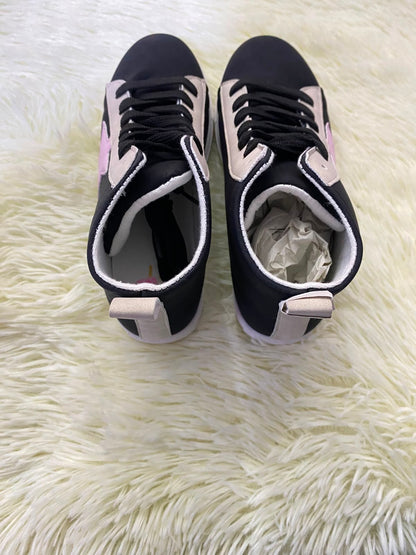 Tenis, negro con suelas en color blanco y estampado de estrella en color rosado al lado.
