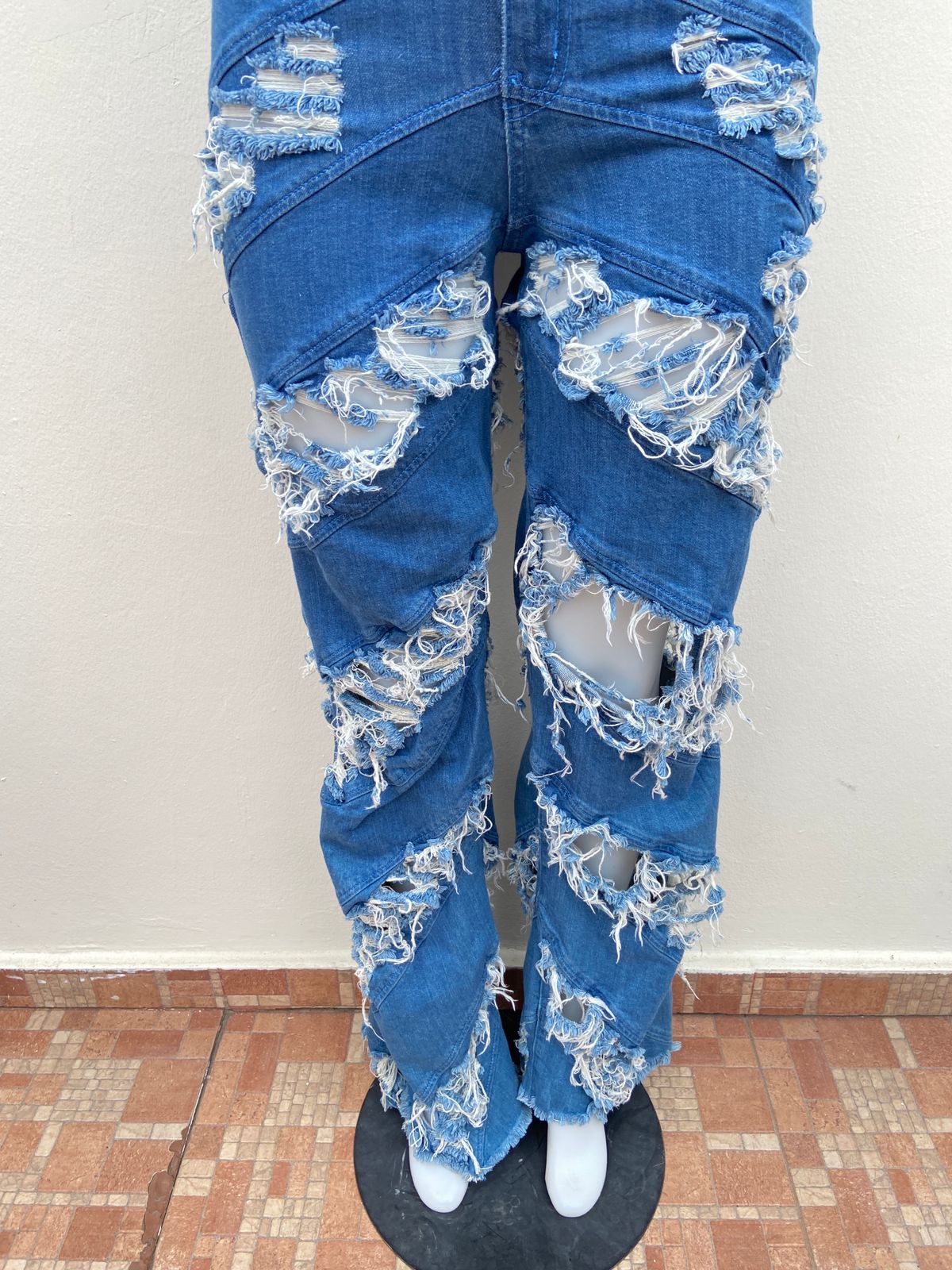 Pantalón Fashion Nova original color azul con varios rasgados.