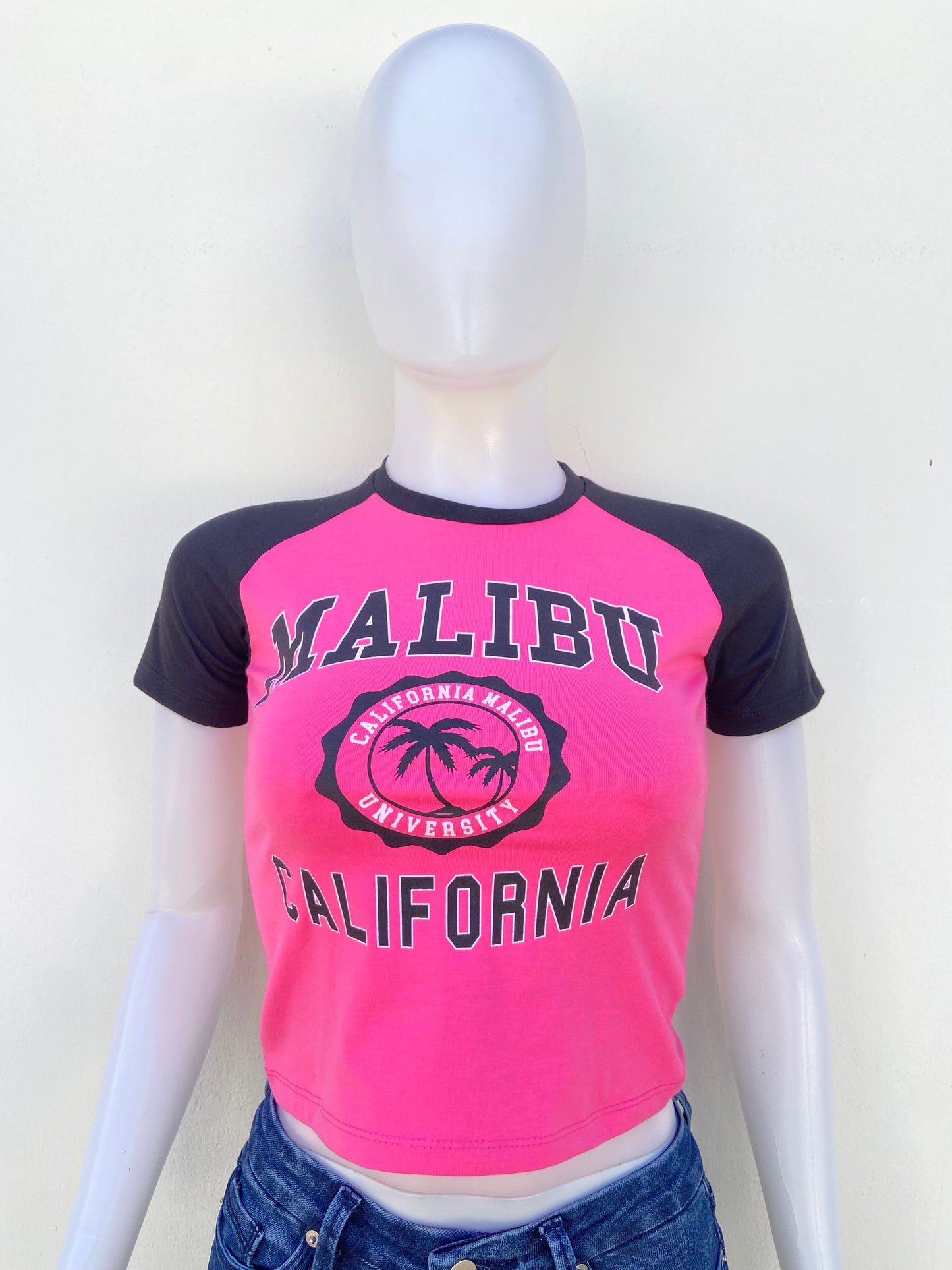 Top/ T-shirt, rosado con magas negra y letras MALIBU CALIFORNIA en color negro.