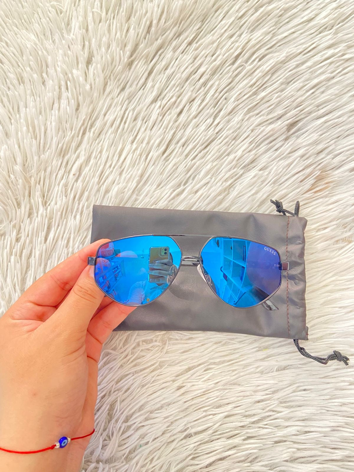 Lentes GUESS Original en color negro con micas oscuras y letra G atras.