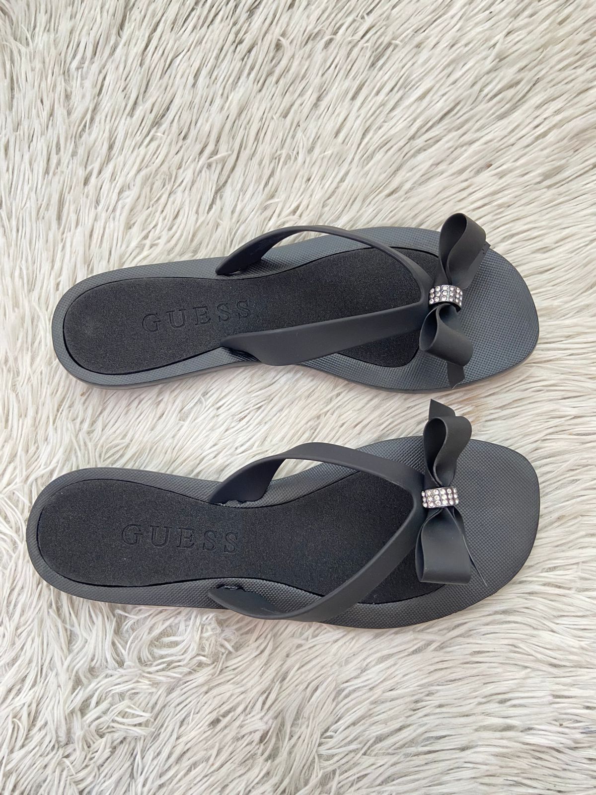 Sandalias GUESS original, negra con moño en frente y detalles en brillo.