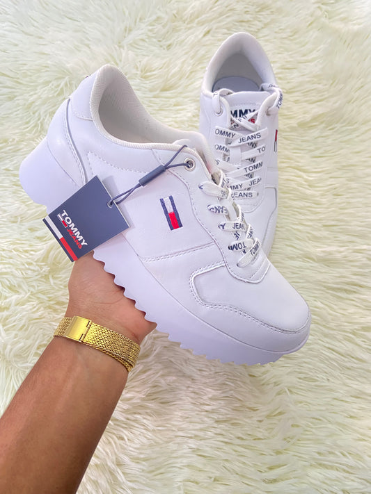 Tenis TOMMY HILFIGER original, blanco con cordones y letras de la marca en azul marino, plataforma.