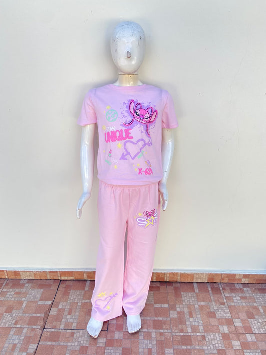 Conjunto de niña en color rosado con caricatura de Stitch rosa y letra Stay Unique y detalle de corazón con flecha en color morado.