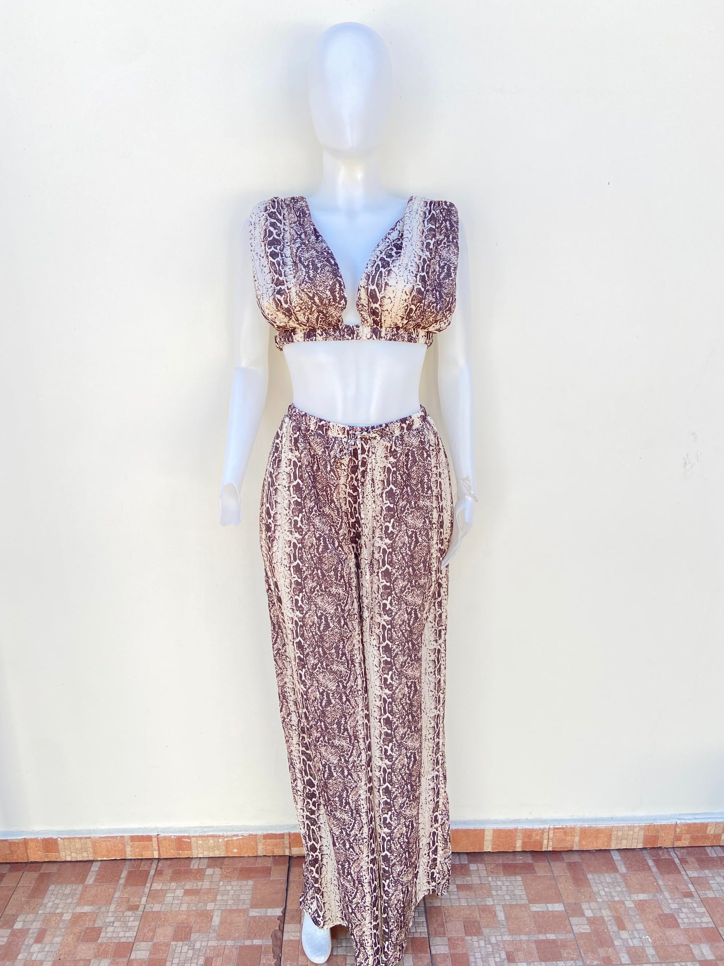 Conjunto, color marron ( taupe) con estampado de animal print.