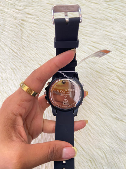 Reloj U.S POLO ASSN. SINDE 1890 original negro con detalles en color plateado.