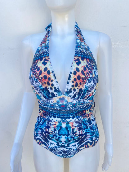 Biquini, de una pieza  entero con estampado de animal print con lazo ajustable y descotado atrás.