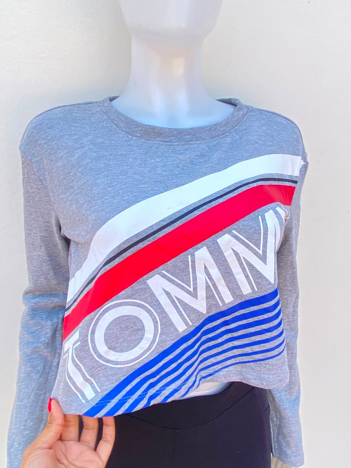 Top/ Suéter TOMMY HILFIGER original, gris claro con letras TOMMY en blanco.