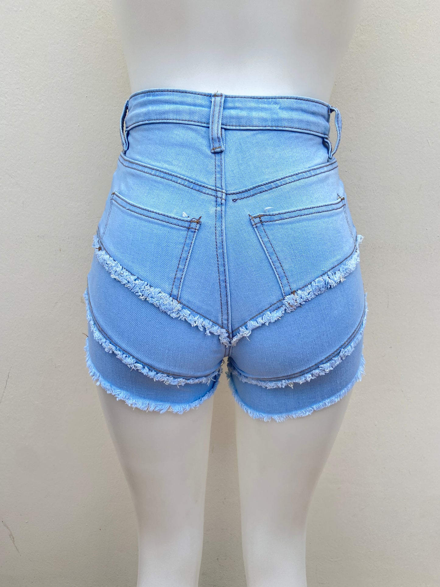 Short, azul claro con detalles de destruido en frente.