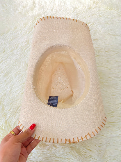 Sombrero, crema con costura en hilo marron y correa en color beige.