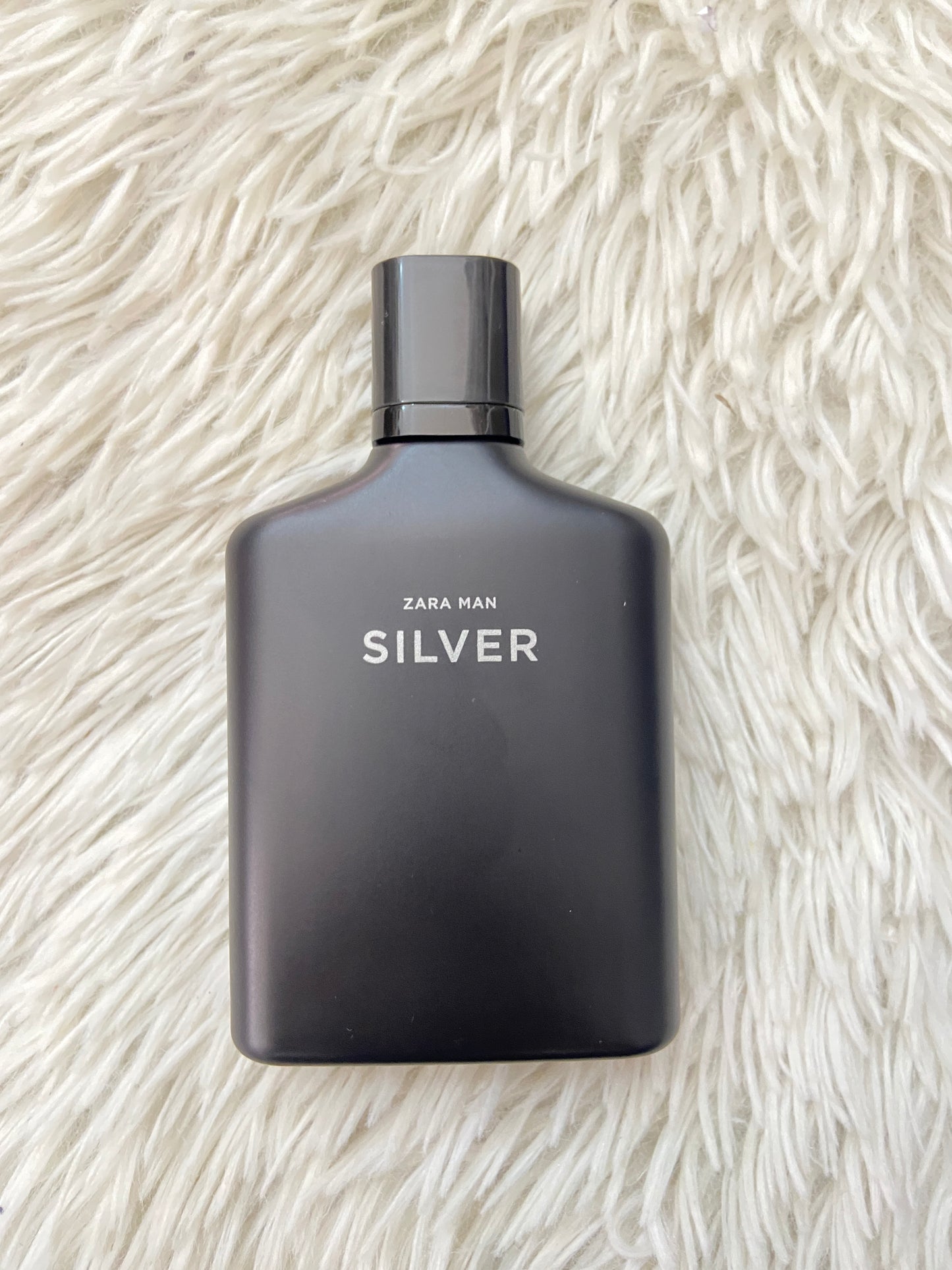 Perfume Zara original SILVER, negro con notas de limón, jazmín y madera.