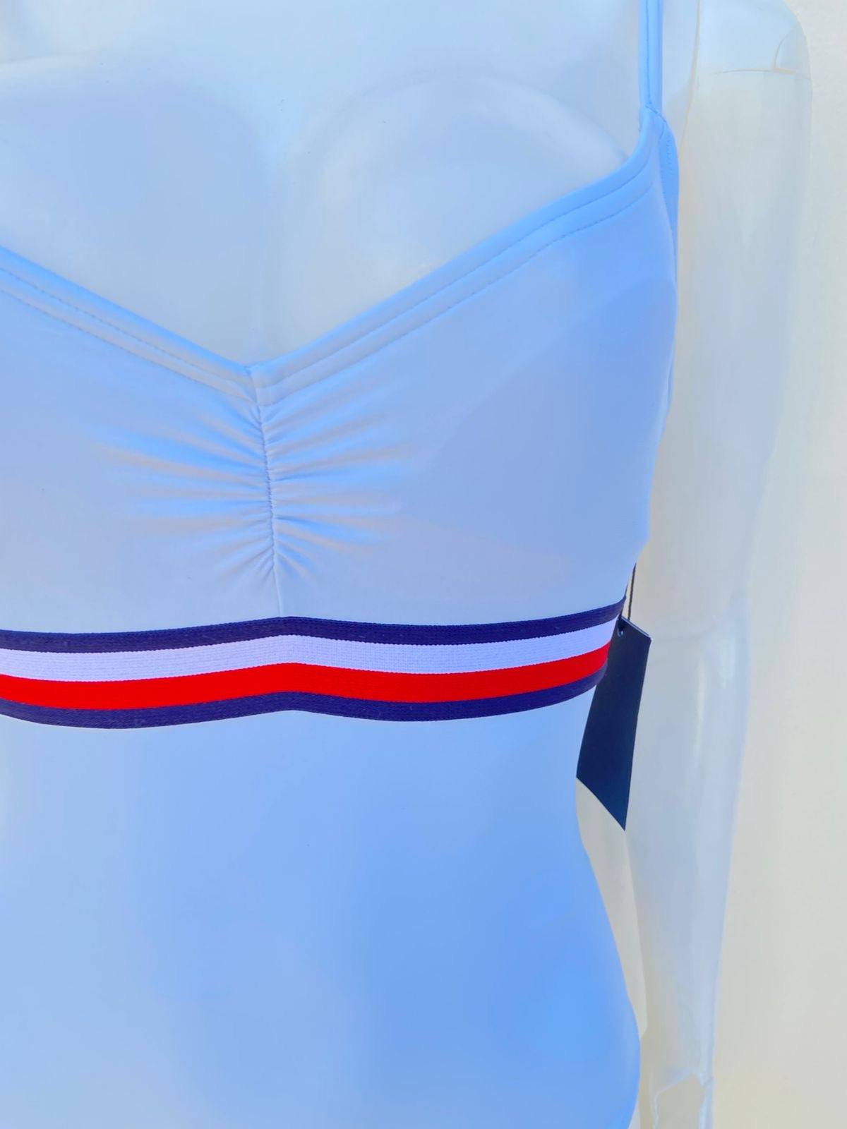 Biquini TOMMY HILFIGER original, ajustable, azul claro con banda en color azul marino, blanco y rojo.