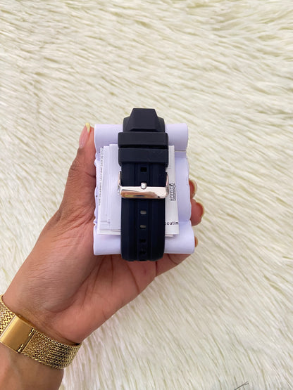 Reloj U.S POLO ASSN. SINDE 1890 original negro con detalles en color plateado.