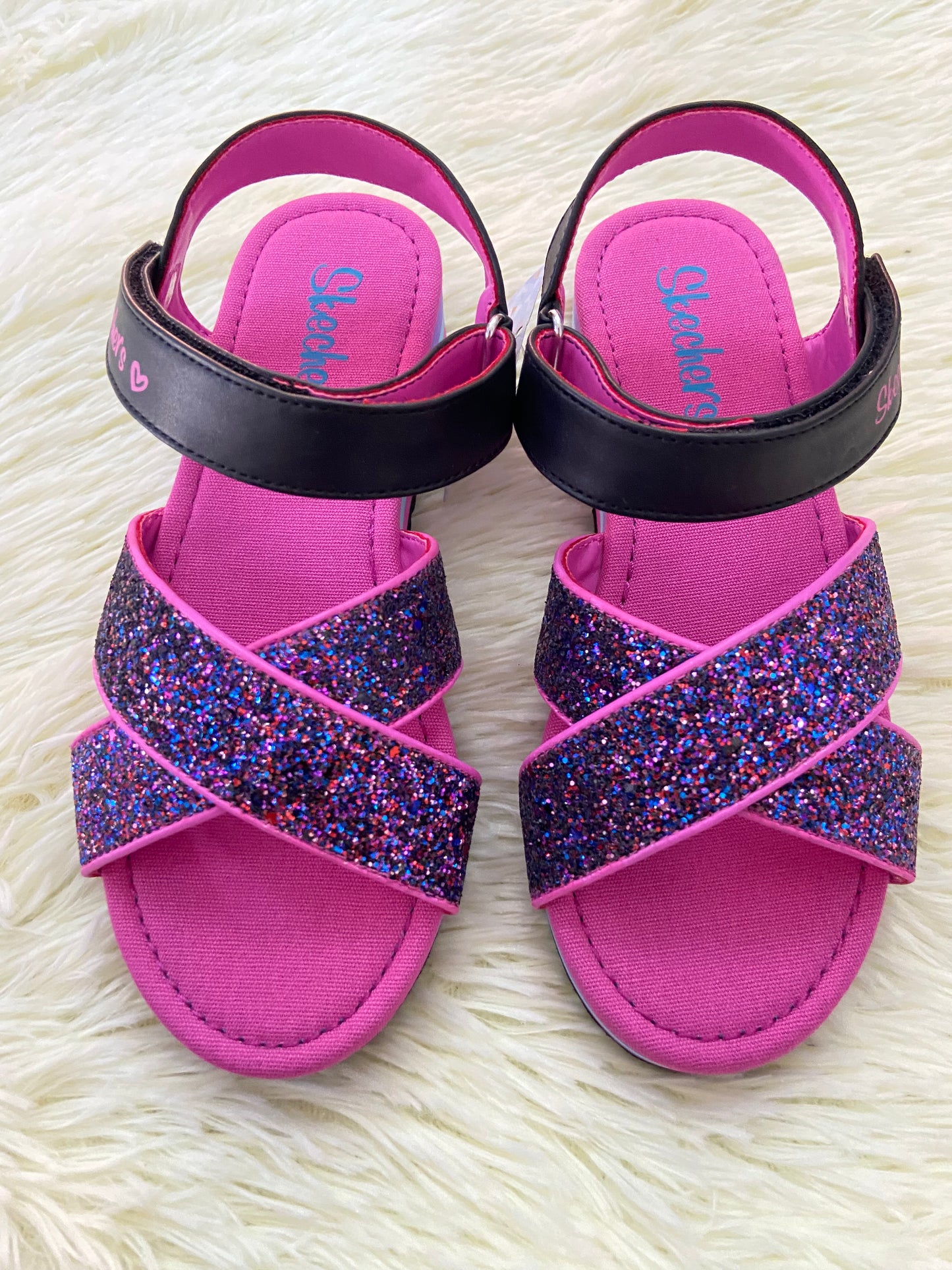 Sandalias SKECHERS GIRL original, morada con negro y brillos.