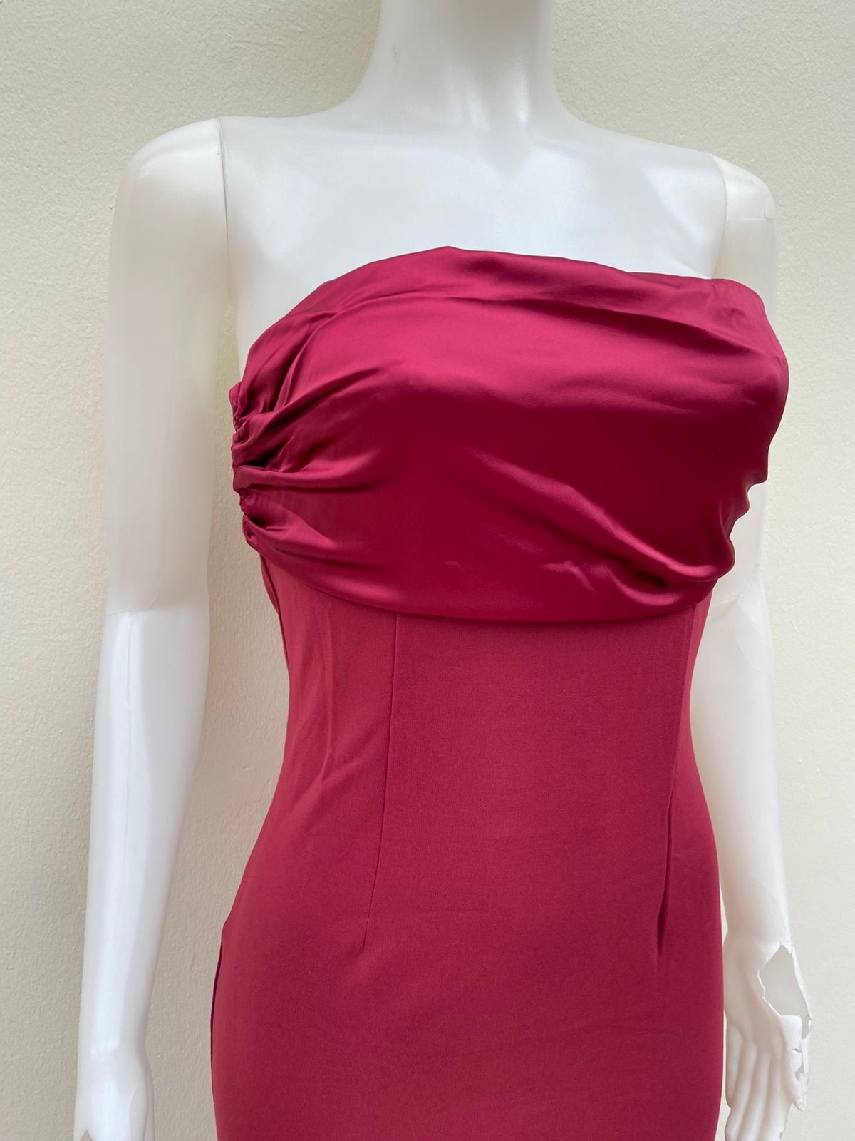 Vestido, rojo vino liso en satin la parte de arriba, strapless, largo.