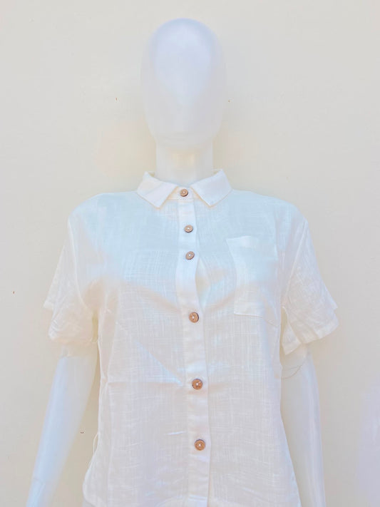 Camisa, blanco hueso con bolsillo al lado y botones de madera, 20% lino.