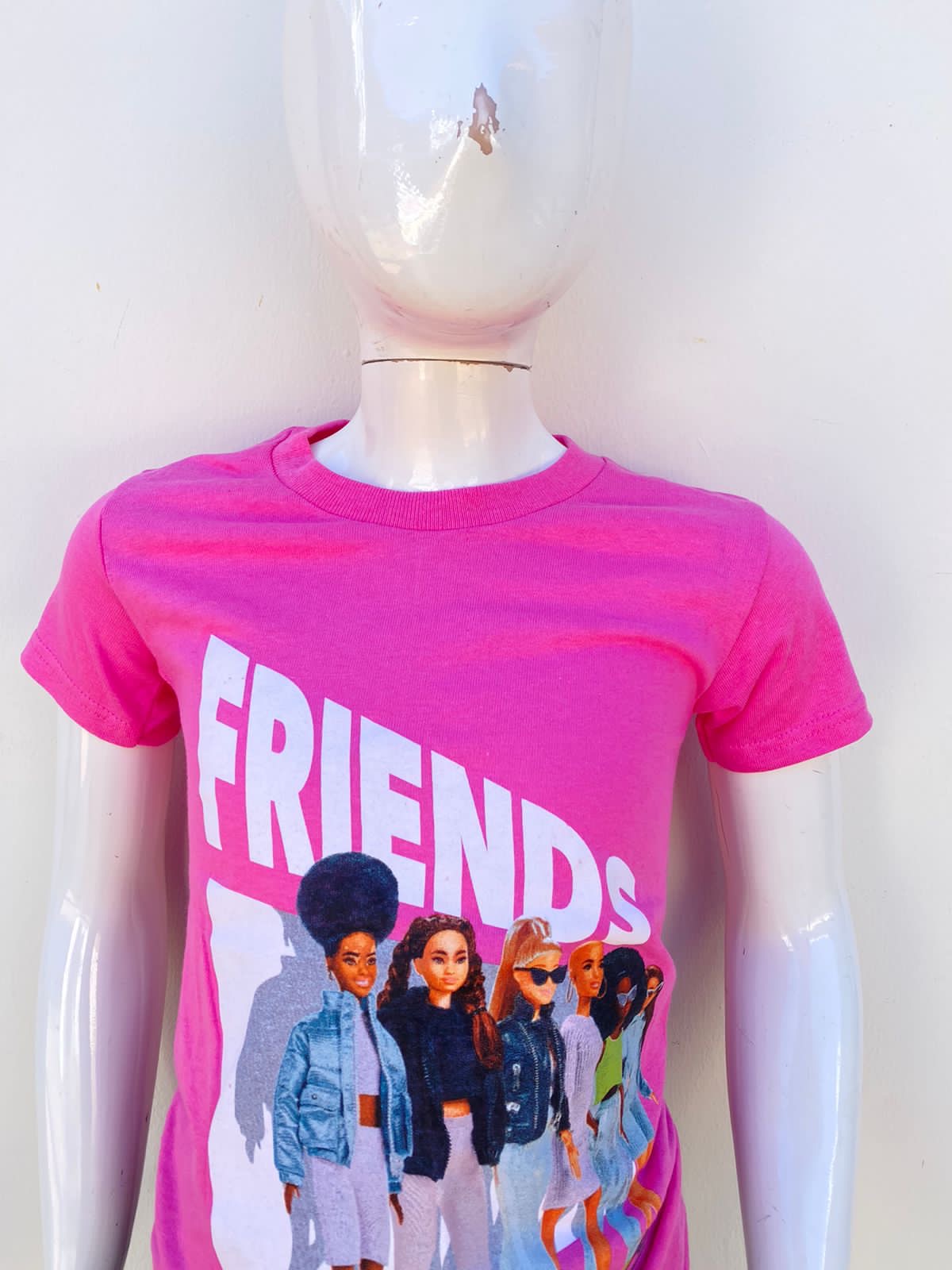 T-shirt Barbie original rosado con letras FRIENDS y Barbie’s en frente.