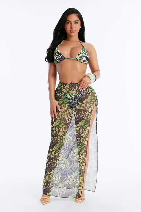Biquini de 3 piezas en color verde y negro con estampado de animal print y cover up de falda larga.