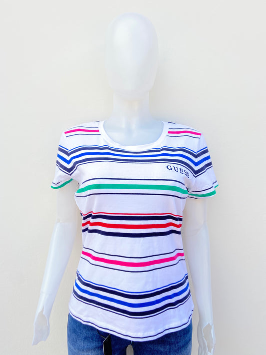Top/ T-shirt GUESS original, blanco con rayas de colores y letra de la marca en la esquina.