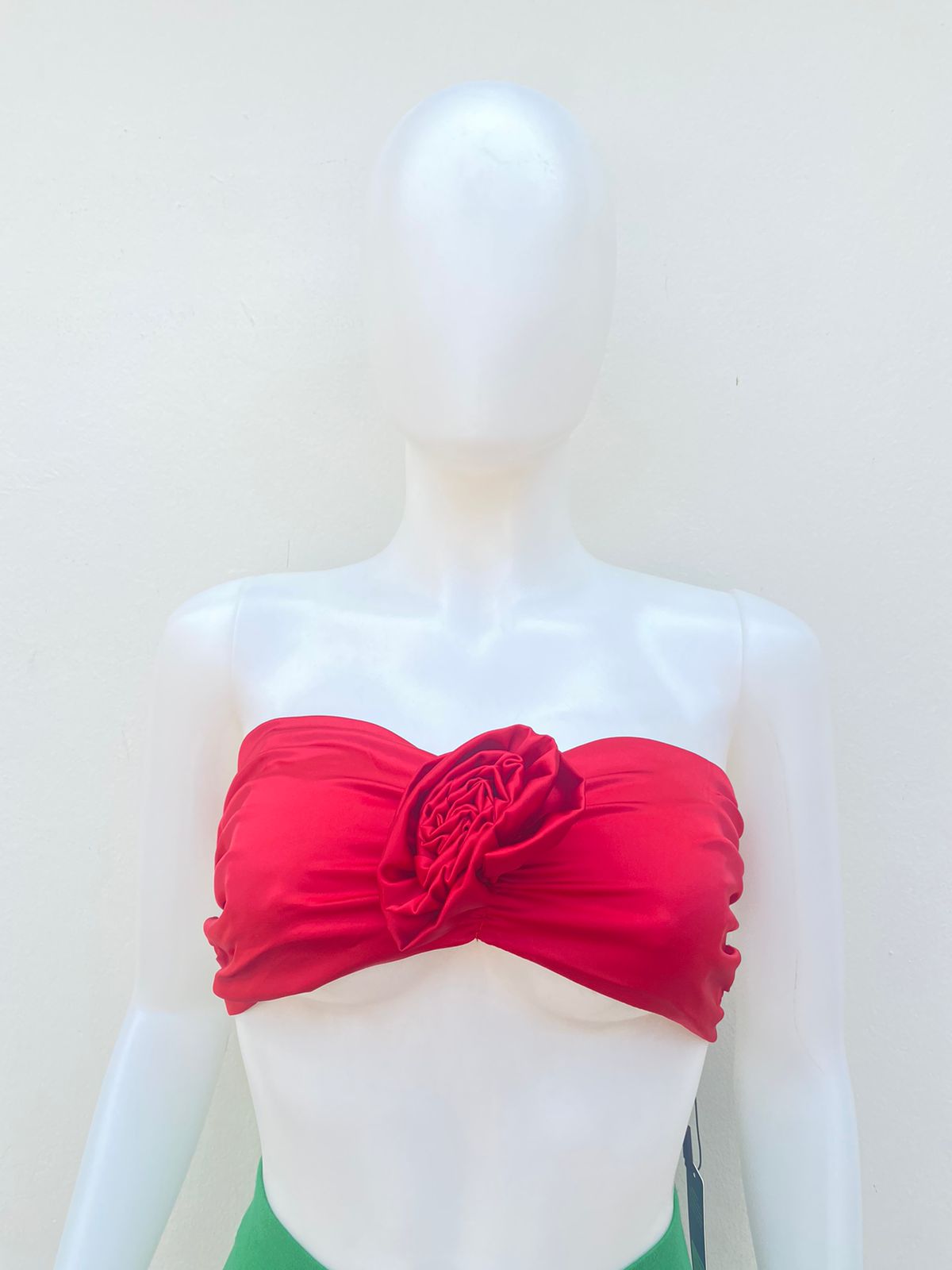 Top Fashion Nova Original, color rojo con lazos ajustables y rosa delantera , en satin (red)