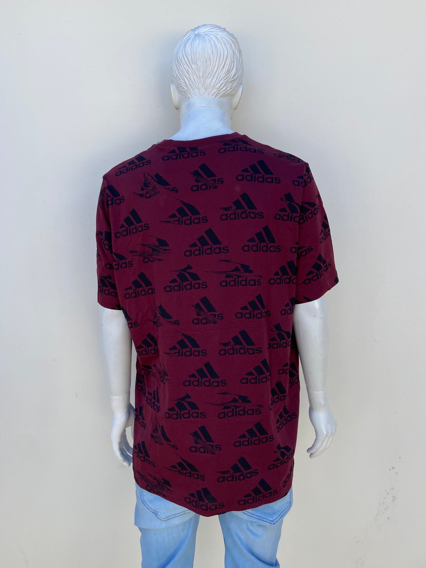 T-shirt Adidas original rojo vino con estampado de la marca en color negro.