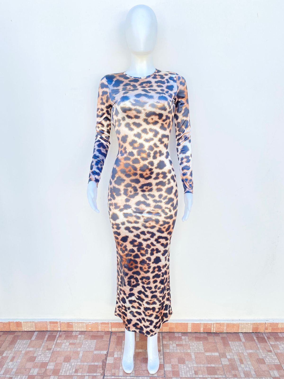 Vestido Fashion Nova original marrón con estampado de animal print, escote en la parte trasera.